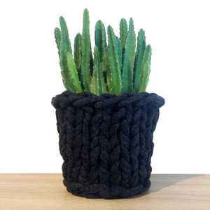 Knitted Pot Black